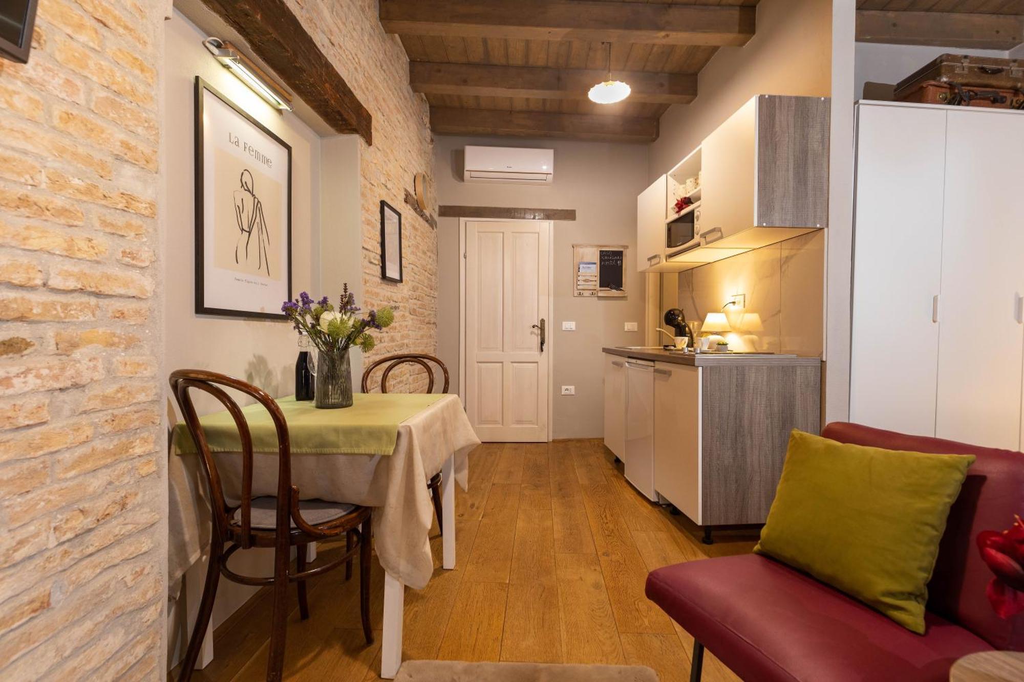 Casa Kaligari History Apartment Ровин Екстериор снимка