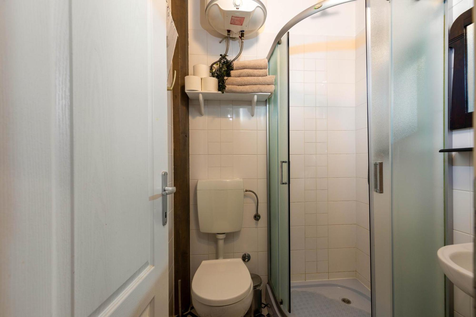 Casa Kaligari History Apartment Ровин Екстериор снимка