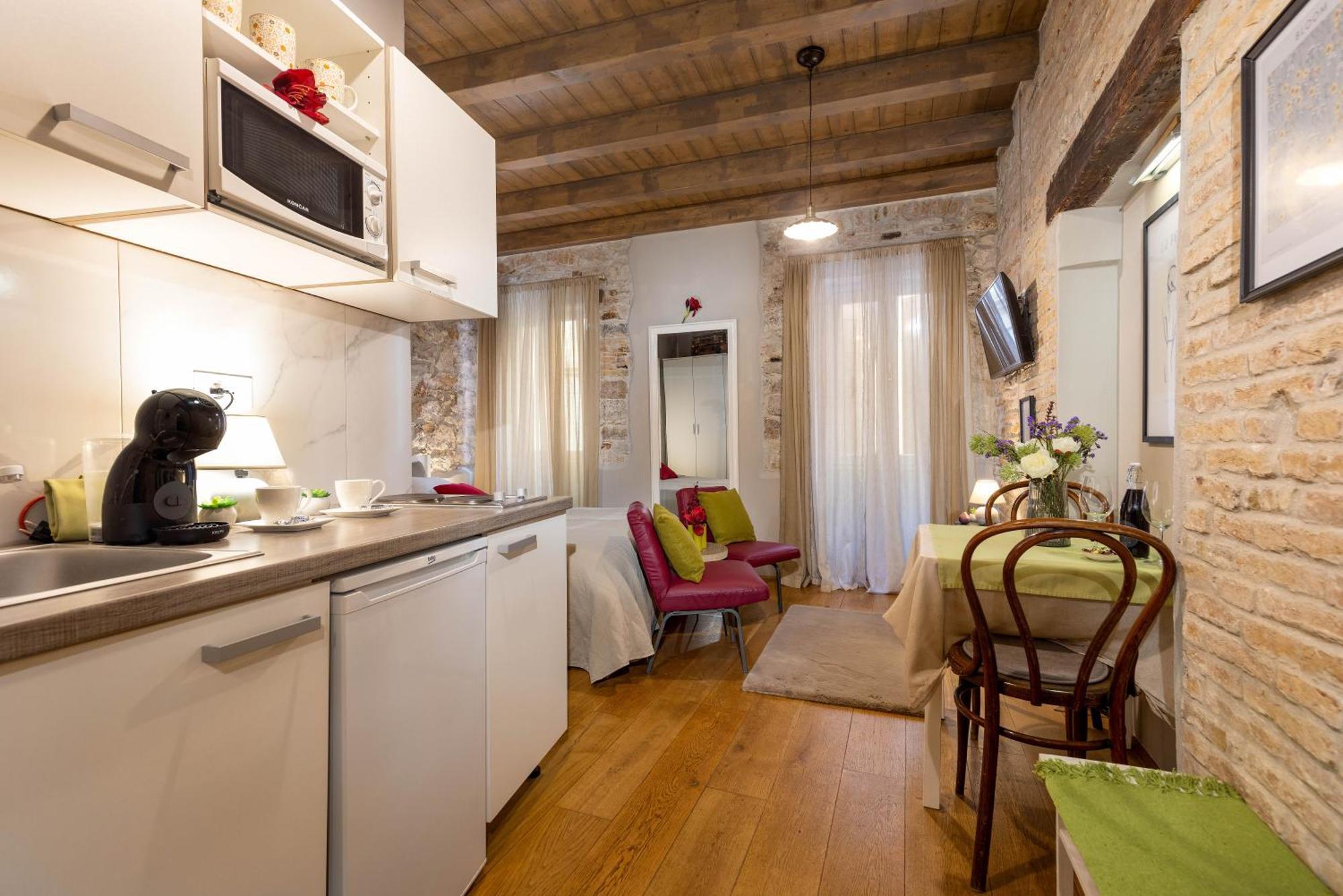 Casa Kaligari History Apartment Ровин Екстериор снимка