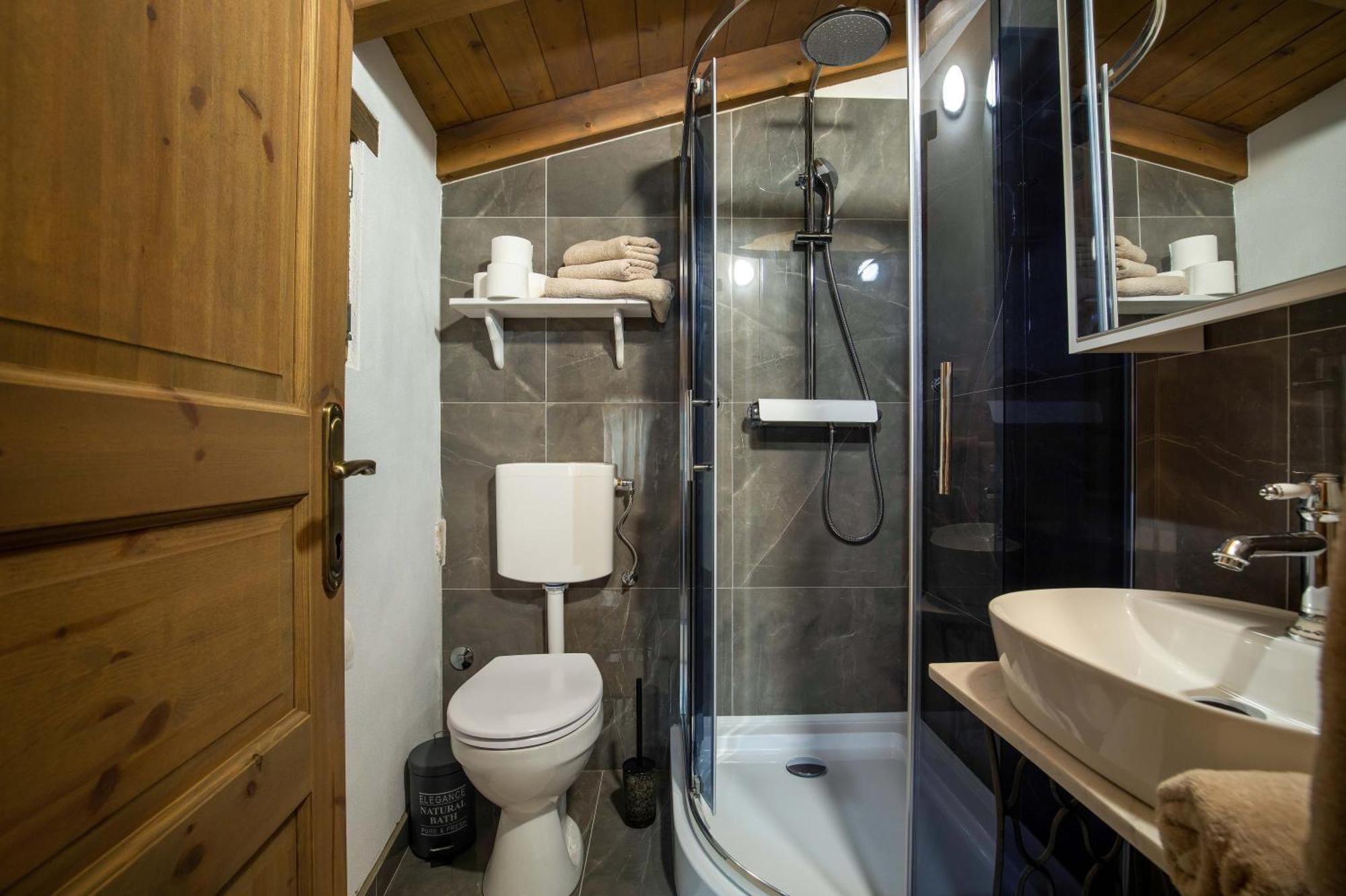 Casa Kaligari History Apartment Ровин Екстериор снимка