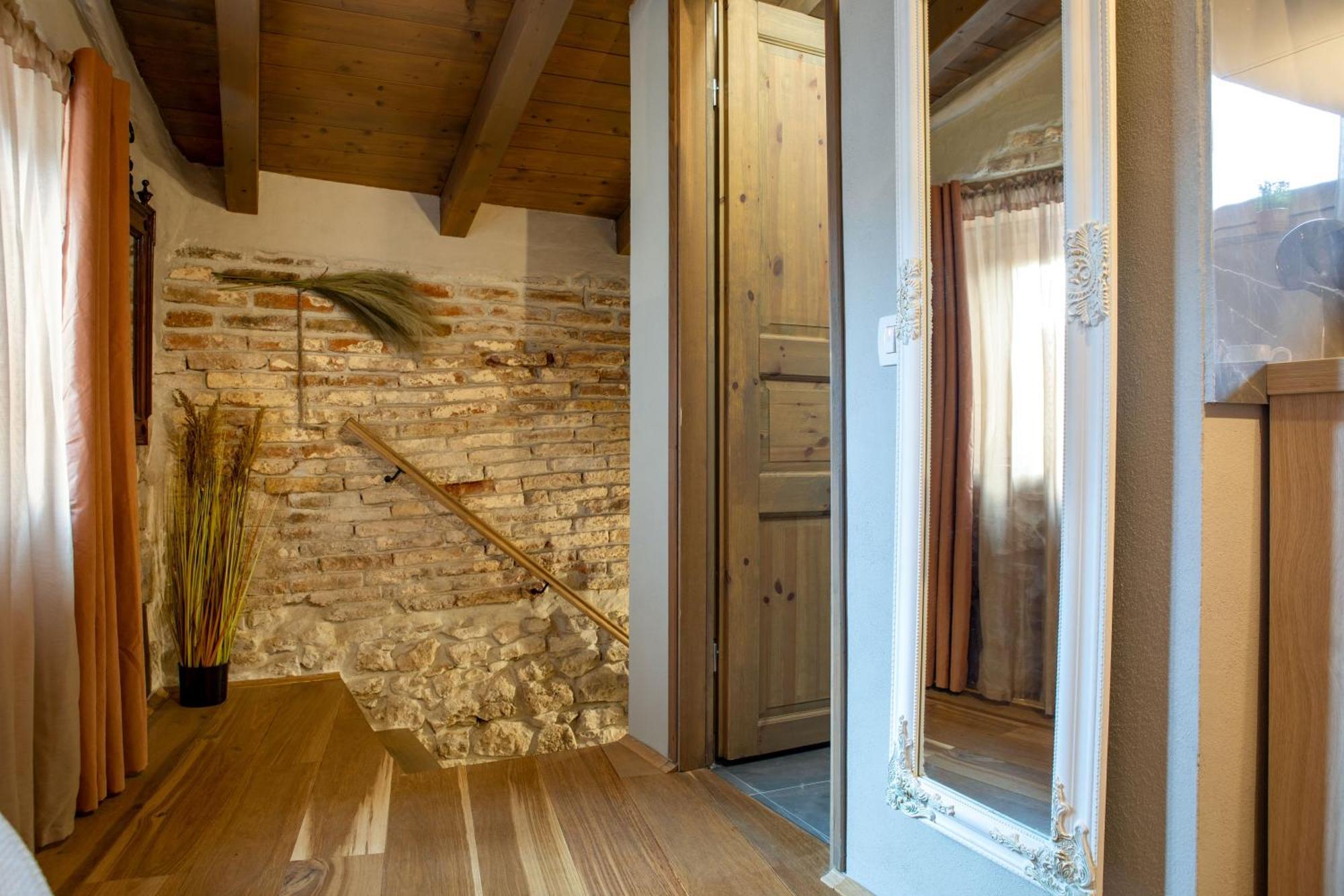 Casa Kaligari History Apartment Ровин Екстериор снимка